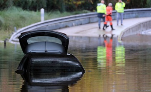 Une voiture a été surprise par la montée des eaux, ici à Mandelieu-la-Napoule.