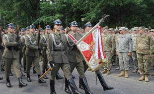 Des membres de la garde d'honneur polonaise le 6 juin 2016 à Rembertow près de Varsovie pendant la cérémonie d'ouverture des plus grands exercices militaires depuis la chute du communisme en 1989 avec des pays de l'Otan dans un climat de tension avec la Russie