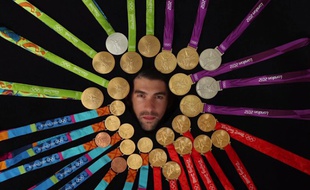 Michael Phelps a posé avec ses 28 médailles olympiques pour le magazine américain Sports Illustrated.