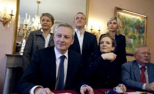 Les "non alignés" de l'UMP, conduits par Bruno Le Maire et Nathalie Kosciusko-Morizet, ont demandé mardi qu'une nouvelle élection pour la présidence du parti se tienne "dans les trois mois" ainsi que la dissolution du groupe filloniste R-UMP à l'Assemblée.
