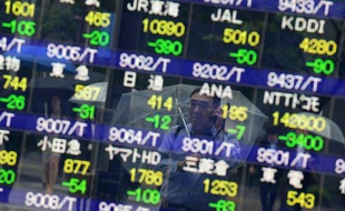 La Bourse de Tokyo s'effondrait encore jeudi à cause d'un net regain du yen, énième journée de forte volatilité de la place tokyoïte secouée depuis plusieurs semaines par les soubresauts des monnaies et les accès d'enthousiasme ou de déception au gré des mouvements des banques centrales ou gouvernements.