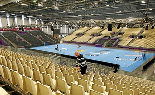 Le nouveau hall XXL est équipé de tribunes mobiles pour la rencontre.