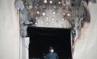 Un enquêteur inspecte le 28 mai 2014 une fenêtre de l'hospice de Hyosarang, près de Janseong, à 300 km au sud de Séoul, où 21 personnes sont mortes après un incendie