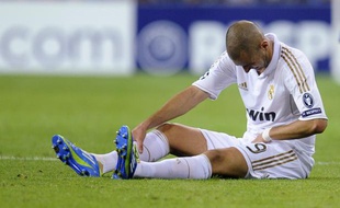 L'attaquant du Real Madrid, Karim Benzema, touché à l'adducteur gauche lors d'un match de Ligue des champions contre l'Ajax Amsterdam, le 27 septembre 2011.