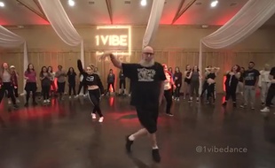 Un sexagénaire enflamme la piste de danse.