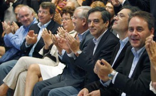 France's Prime Minister Francois Fillon (3rd R) applauds with members of his government during the summer meeting of their UMP political Party in Royan, Southwestern France, September 7, 2008. REUTERS/Regis Duvignau (FRANCE)