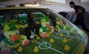 Un taxi décoré de jouets aux couleurs de la Coupe du Monde, à l'aéroport de Rio de Janeiro, le 4 juin 2014