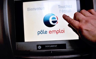 François Hollande a misé gros en faisant de l'inversion de la courbe du chômage pour la fin 2013 l'ambition première de son début de mandat, un volontarisme qui suscite les railleries de l'opposition et les doutes de la presse.