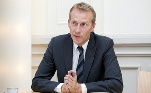Guillaume Garot, ministre en charge de l’Agroalimentaire en interview dans son bureau du ministère de l'argiculture à Paris, le 15 octobre 2013.