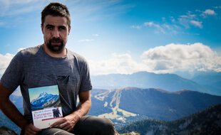 David Labarre, alpiniste malvoyant, avec son premier livre.