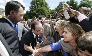 Le président François Hollande s'est offert samedi en début d'après-midi un bain de foule d'une vingtaine de minutes dans les jardins de l'Elysée, ouverts exceptionnellement au public à l'occasion du 14 Juillet.