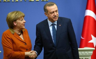La chancelière allemande Angela Merkel a réitéré lundi à Ankara son engagement à relancer prudemment le processus d'adhésion moribond de la Turquie à l'UE, mais en demandant à Ankara de lever en échange son blocage sur la question de Chypre.