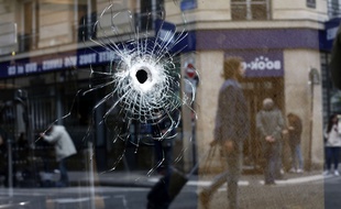 Un impact de balle tirée par la police dans la rue Monsigny, le 12 mai 2018.
