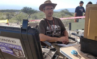 Robert Mentaverri, un des chronométreurs du Dakar, dans la tente de départ, entre Tucuman et Jujuy, le 4 janvier 2011 sur la route du Dakar.