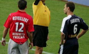 Bruno Derrien au sifflet, lors d'un match enter Lyon et Bordeaux, le 17 septembre 2005.