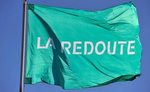 Un drapeau à l'effigie de La Redoute
