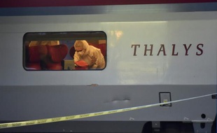Un enquêteur inspecte le Thalys après un attentat manqué, le 21 août 2015