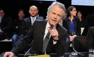 Franz-Olivier Giesbert sur le plateau de l'émission de France 2 «Des paroles et des actes», face à Nicolas Sarkozy, le 7 mars 2012.
