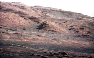 Détail de la première photo en haute résolution envoyée par Curiosity depuis Mars, dont les couleurs ont été modifiées par la Nasa.