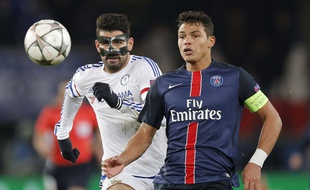 Thiago Silva face à Diego Costa, lors du match de Ligue de champions entre le PSG et Chelsea, le 16 février 2016.