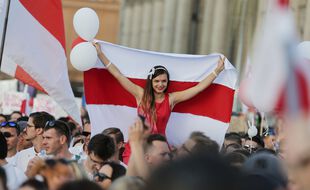 Des milliers de personnes continuent de manifester place de l'Independance a Minsk pour dénoncer l'élection truquée de Alexandre Loukachenko.
