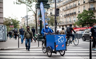 Distribution du journal 20 Minutes dans Paris en vélo triporteur, le 12 octobre 2020.