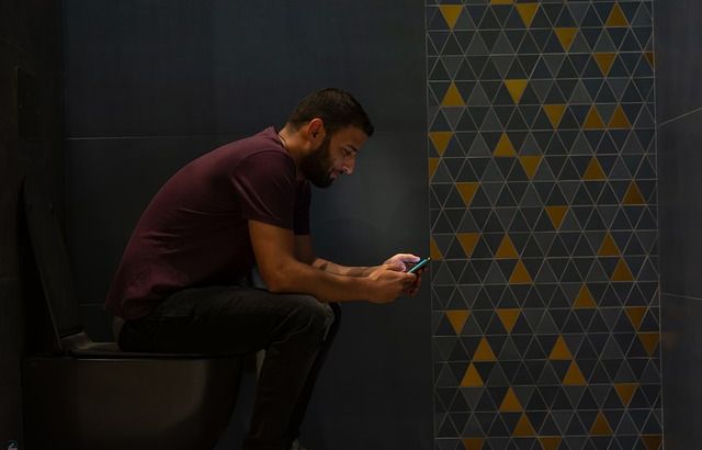 Pourquoi les Français sont-ils accros à leur portable jusqu' aux toilettes ? 640x410_homme-toilettes-portable