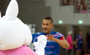 Le capitaine cessonnais Sylvain Hochet, ici en compagnie de la mascotte du club, «Roucoulette».