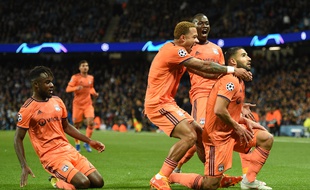 Les Lyonnais célèbrent le deuxième but inscrit par Nabil Fekir, ce mercredi à Manchester.
