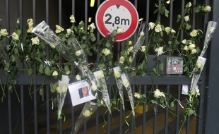 De nombreuses fleurs ont été déposées devant le parking où a été kidnappée la victime