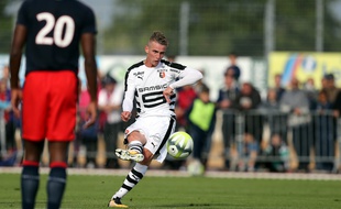 Attention, David Beckham s'apprête à marquer sur coup franc contre Caen.