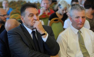 Le vice Premier ministre croate Radimir Cacic a écopé de quinze mois de prison avec sursis pour avoir été impliqué dans un accident de la route en 2010 qui avait fait deux morts, a annoncé la justice hongroise vendredi.