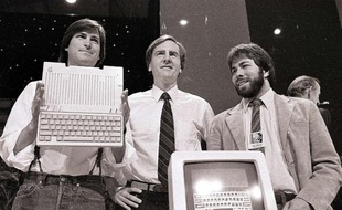 De gauche à droite: Steve Jobs, John Sculley et Steve Wozniak, présentent l'Apple II, le 24 avril 1984.