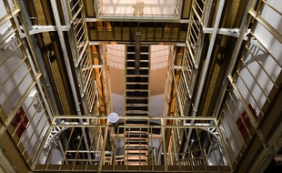 Image de l'intérieur de la prison Jacques Cartier à Rennes.
