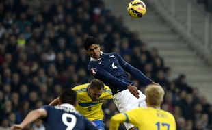 Le défenseur de l'équipe de France Raphael Varane face à la Suède, le 18 novembre 2014