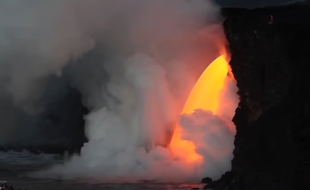 Depuis début janvier 2017, un flot continu de lave en fusion venue du volcan Kilauea se déverse dans la mer du haut d’une falaise et génère détonations et épaisse fumée.