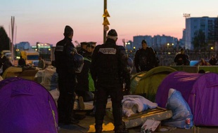 Des policiers et gendarmes évacuent le camp de migrants installé sous le métro aérien près de la station Salingrad, à Paris le 2 mai 2016