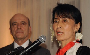 Le chef de la diplomatie française, Alain Juppé, rencontrait lundi à Naypyidaw, la capitale birmane, les plus hauts responsables du nouveau régime après avoir entendu les espoirs teintés de méfiance de l'opposition quant aux réformes en cours.