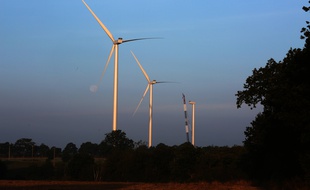 Construction et montage d'une éolienne sur un champs de trois éoliennes pres de Pre en Pail en Mayenne.