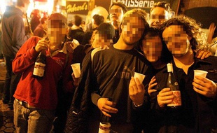 Groupe de jeunes dans les rues de Toulouse.