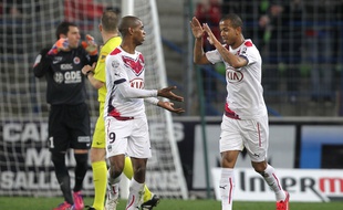 Les Girondins Diego Rolan (à g.) et Mariano (à d.) célèbrent la victoire obtenue à Caen, le 7 mars 2015. AFP PHOTO / CHARLY TRIBALLEAU
