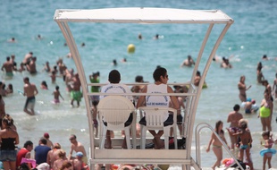 Dimanche de baignade avec une météo idéale sur la plage des catalans à Marseille. Des maitres nageurs sauveteurs de la ville de Marseille