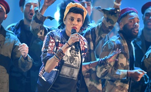 La chanteuse Imany, lors de la cérémonie des 32eme Victoires de la Musique, en direct du Zénith et diffusée sur France 2.