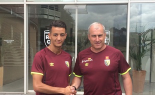 Mouaad Madri, nouvelle recrue du RC Lens, et Alain Casanova, l'entraîneur du club