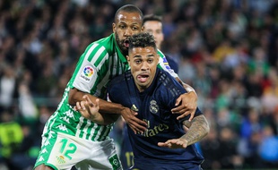 Mariano Diaz, au premier plan, à la lutte avec Sidnei