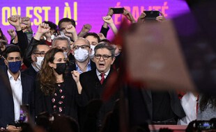 Jean-Luc Melenchon, candidat à la présidentielle de La France Insoumise (LFI), chante l'hymne national avec des partisans lors d'un meeting à La Défense (Paris) le 5 décembre 2021.