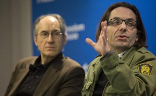 Le rédacteur en chef de Charlie Hebdo Gérard Biard et le journaliste Jean-Baptiste Thoret à Washington, le 1er mai 2015