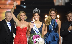 Iris Mittenaere, Miss france 2016, entourée par Camille Cerf, Miss France 2015 et Sylvie Tellier.