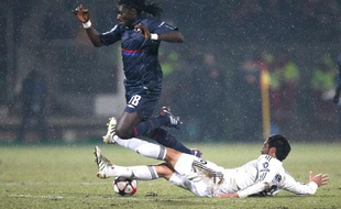 Bafé Gomis face au Real Madrid, en février 2010