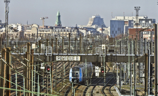 Trains SNCF a l'arrêt sur les voies de garage à la Gare Saint-Lazare. Paris.